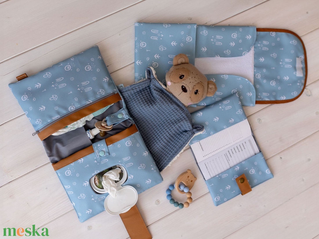 Pelenkázó lap -  vízhatlan, kicsire összehajtható, mosható - kék erdő - szépségápolás - pelenka & babaápolás - pelenkázó alátét - Meska.hu