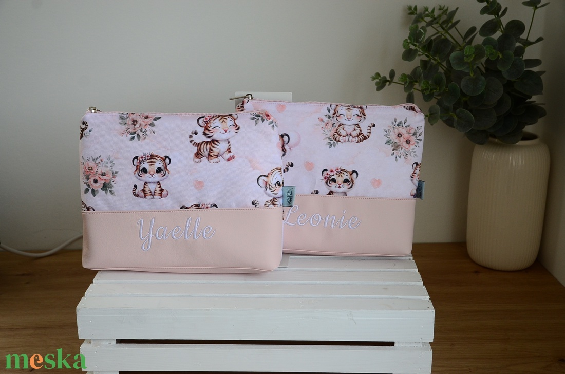 Cipzáros neszeszer névvel - 2 méretben - mini tigris - táska & tok - neszesszer - Meska.hu