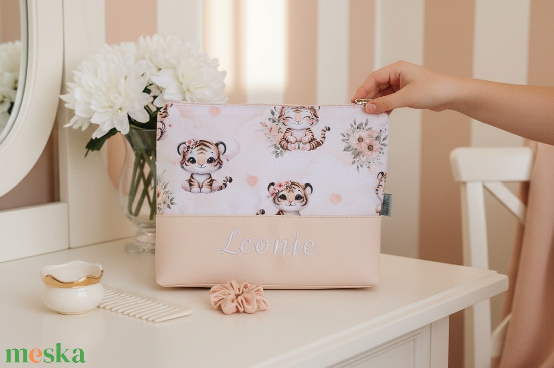 Cipzáros neszeszer névvel - 2 méretben - mini tigris - táska & tok - neszesszer - Meska.hu