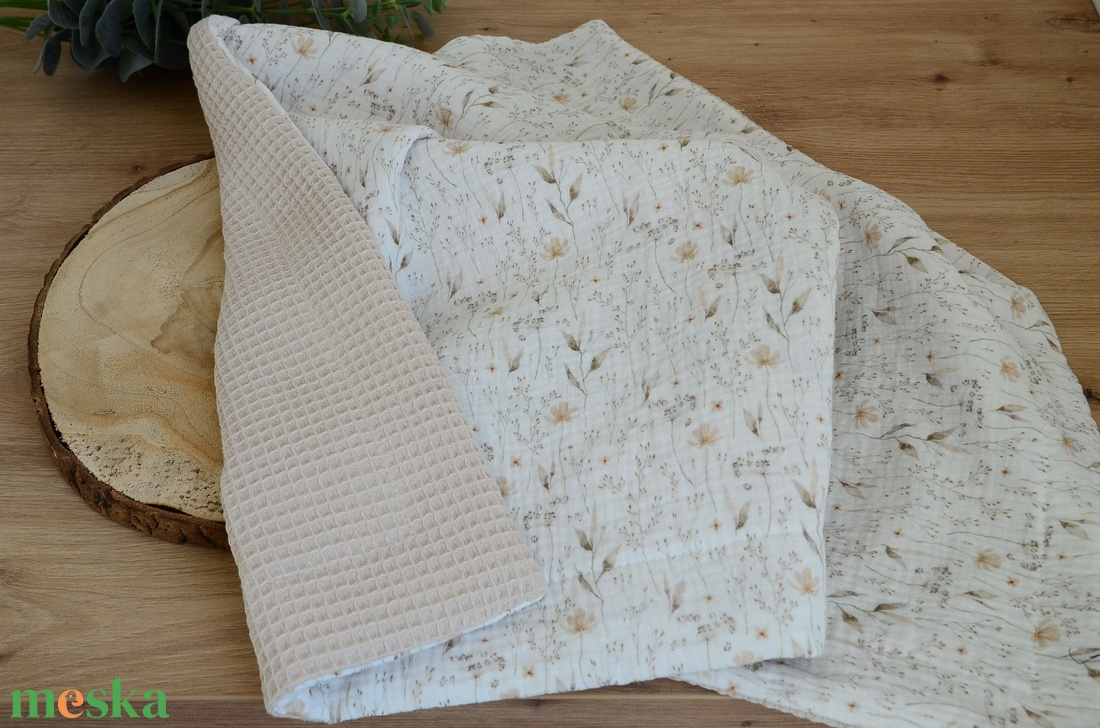 Vadvirágos bézs babatakaró névvel � duplagéz és waffle pamutból  - baba - mama - baba ágynemű - babatakaró, gyerek pléd - Meska.hu