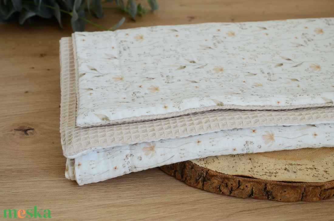 Vadvirágos bézs babatakaró névvel � duplagéz és waffle pamutból  - baba - mama - baba ágynemű - babatakaró, gyerek pléd - Meska.hu