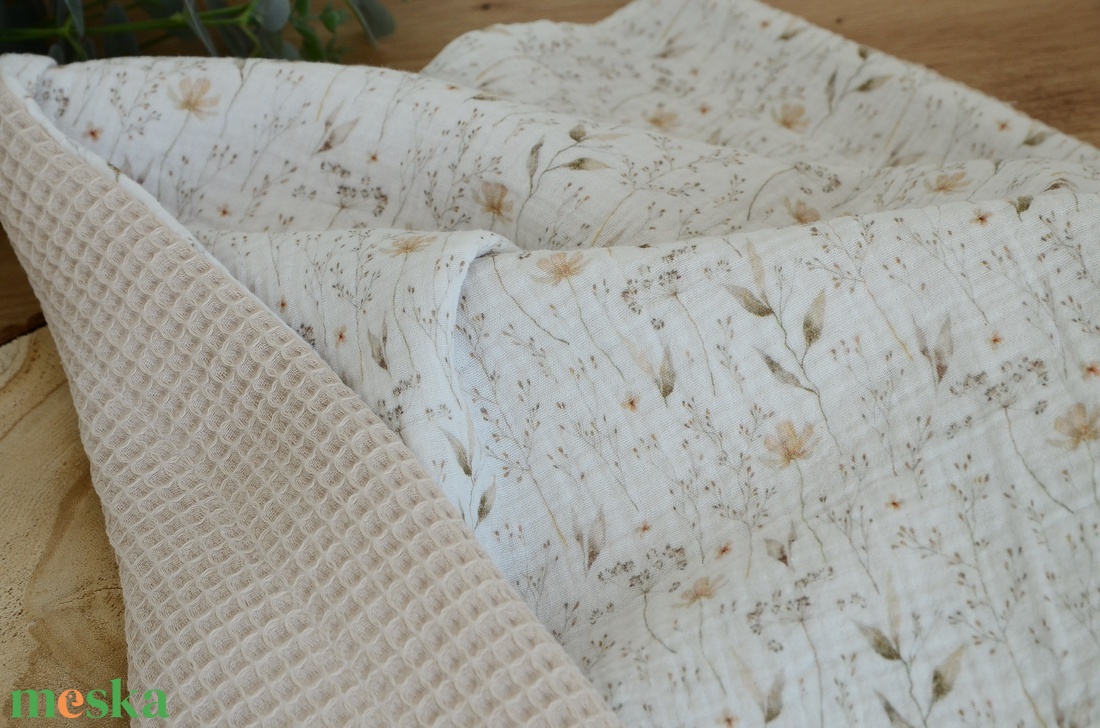 Vadvirágos bézs babatakaró névvel � duplagéz és waffle pamutból  - baba - mama - baba ágynemű - babatakaró, gyerek pléd - Meska.hu