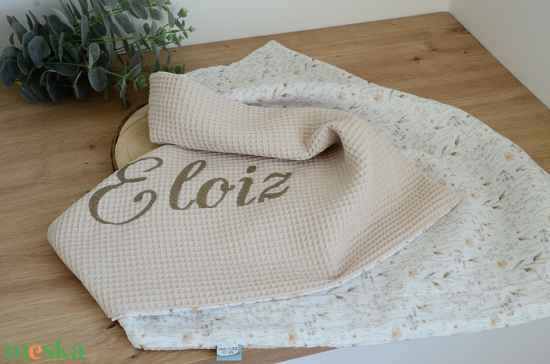Vadvirágos bézs babatakaró névvel � duplagéz és waffle pamutból  - baba - mama - baba ágynemű - babatakaró, gyerek pléd - Meska.hu