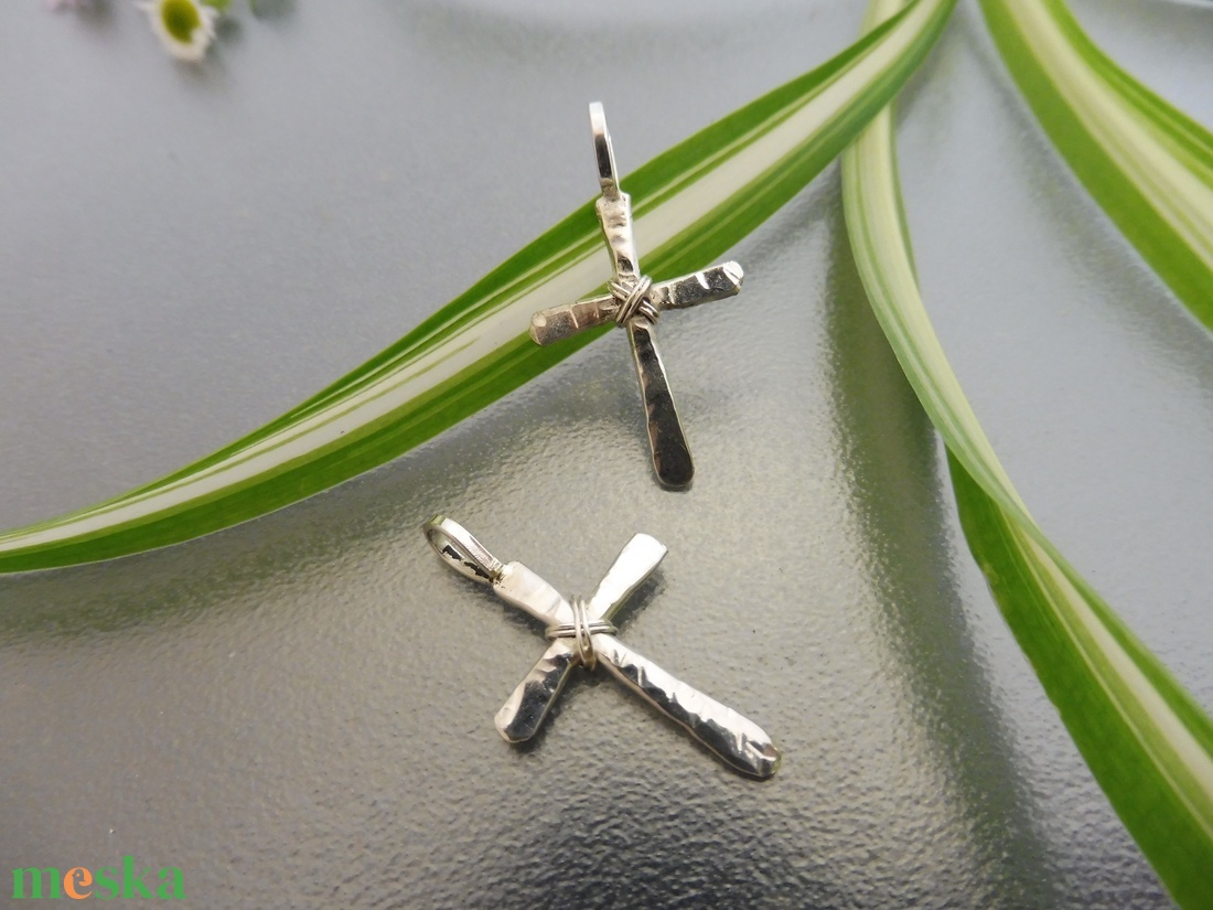 Ezüst Kereszt - rusztikus kovácsolt unisex 925-ös sterling ékszerezüst ötvös medál - ékszer - nyaklánc - medál - Meska.hu