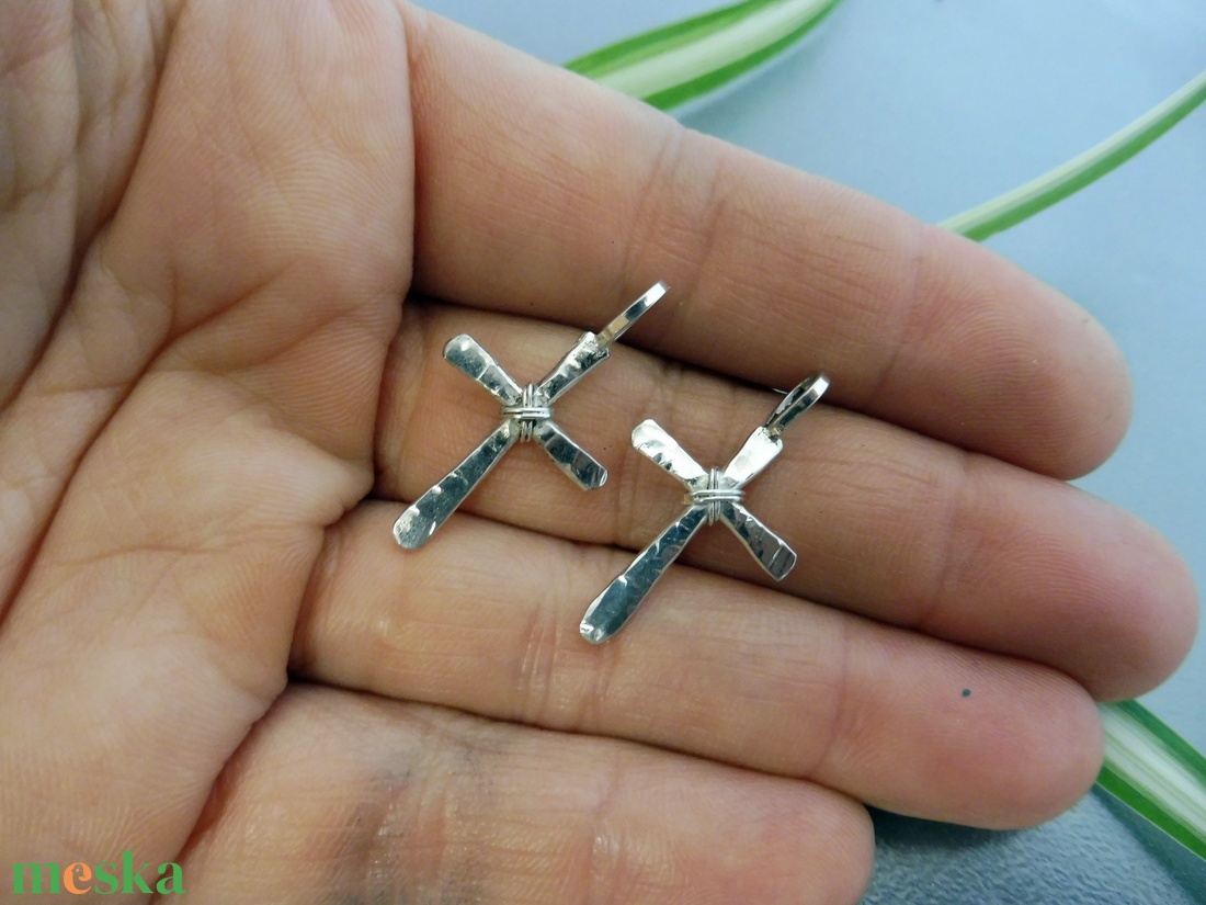 Ezüst Kereszt - rusztikus kovácsolt unisex 925-ös sterling ékszerezüst ötvös medál - ékszer - nyaklánc - medál - Meska.hu