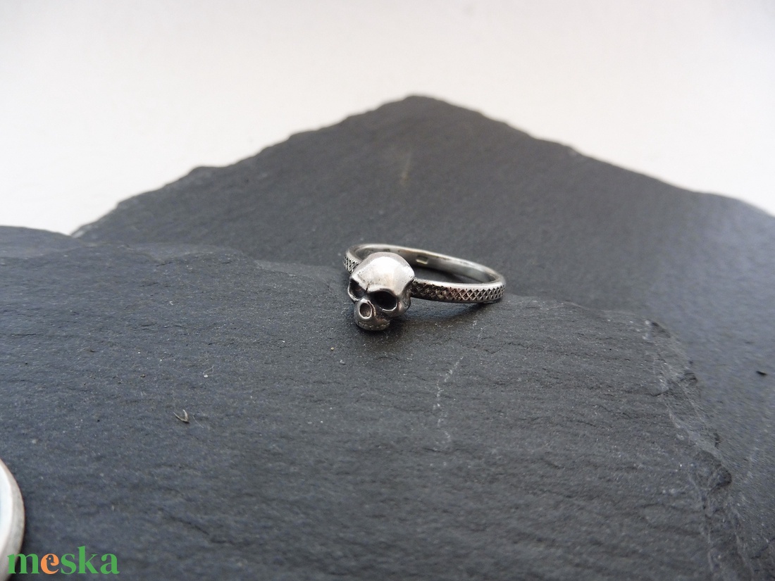 Sötét Védelmező koponyás ezüst gyűrű - MyCollection szettben is! -  Mithrillion Elegancia - ékszer - gyűrű - kerek gyűrű - Meska.hu