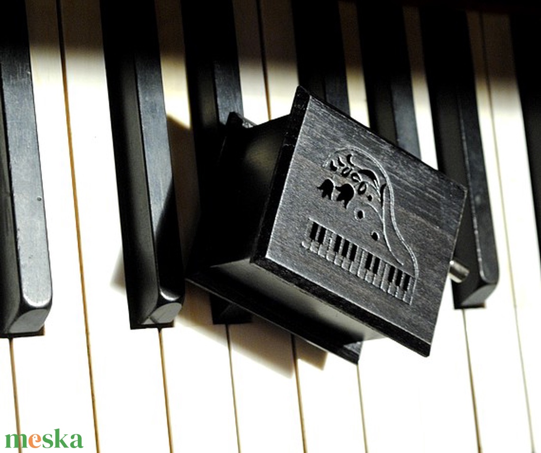 Liszt Ferenc Magyar Rapszódia zenedoboz fekete zongora - otthon & életmód - dekoráció - asztal és polc dekoráció - zenedoboz - Meska.hu Liszt Ferenc Magyar Rapszódia zenedoboz fekete zongora - otthon & életmód - dekoráció - asztal és polc dekoráció - zenedoboz - Meska.hu