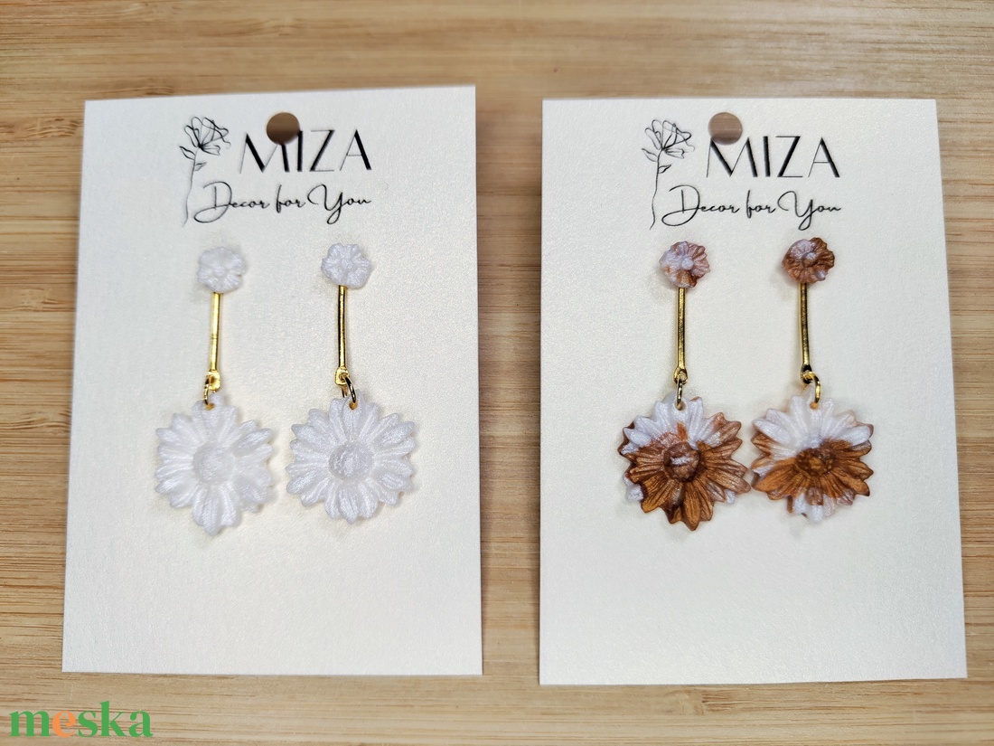 Margaréta fülbevaló - mini és közepes méretű virágokkal - 2 cm-es rúd csatlakozóval - ékszer - fülbevaló - lógó fülbevaló - Meska.hu Margaréta fülbevaló - mini és közepes méretű virágokkal - 2 cm-es rúd csatlakozóval - ékszer - fülbevaló - lógó fülbevaló - Meska.hu