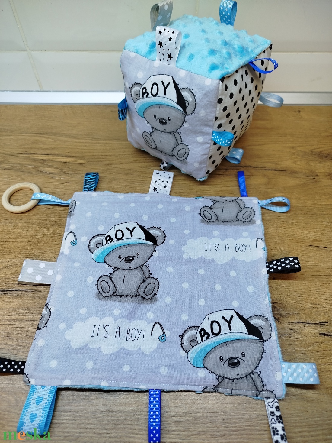 Maci mintás  címkerongyi+puha csörgő címkekocka szett - játék & sport - 3 éves kor alattiaknak - babakocka - Meska.hu