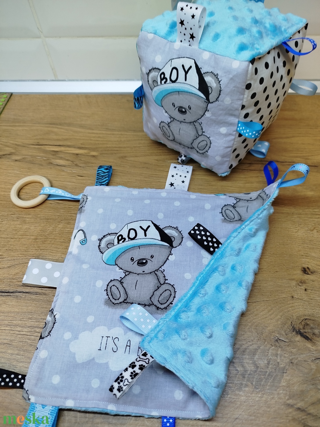 Maci mintás  címkerongyi+puha csörgő címkekocka szett - játék & sport - 3 éves kor alattiaknak - babakocka - Meska.hu