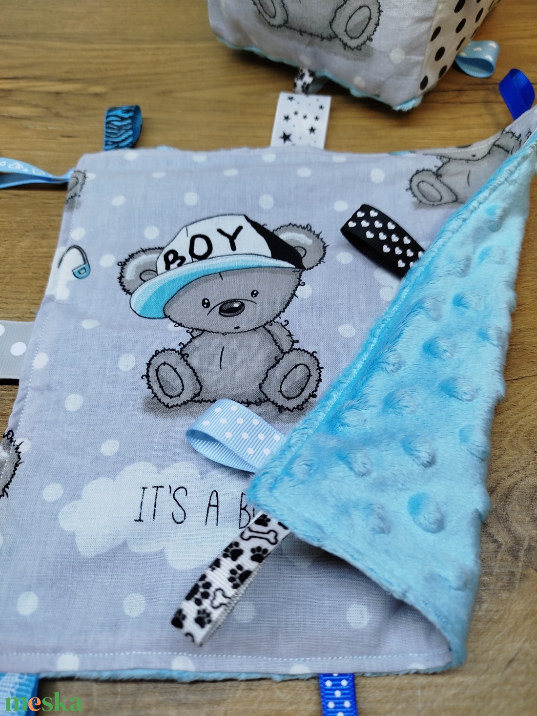 Maci mintás  címkerongyi+puha csörgő címkekocka szett - játék & sport - 3 éves kor alattiaknak - babakocka - Meska.hu