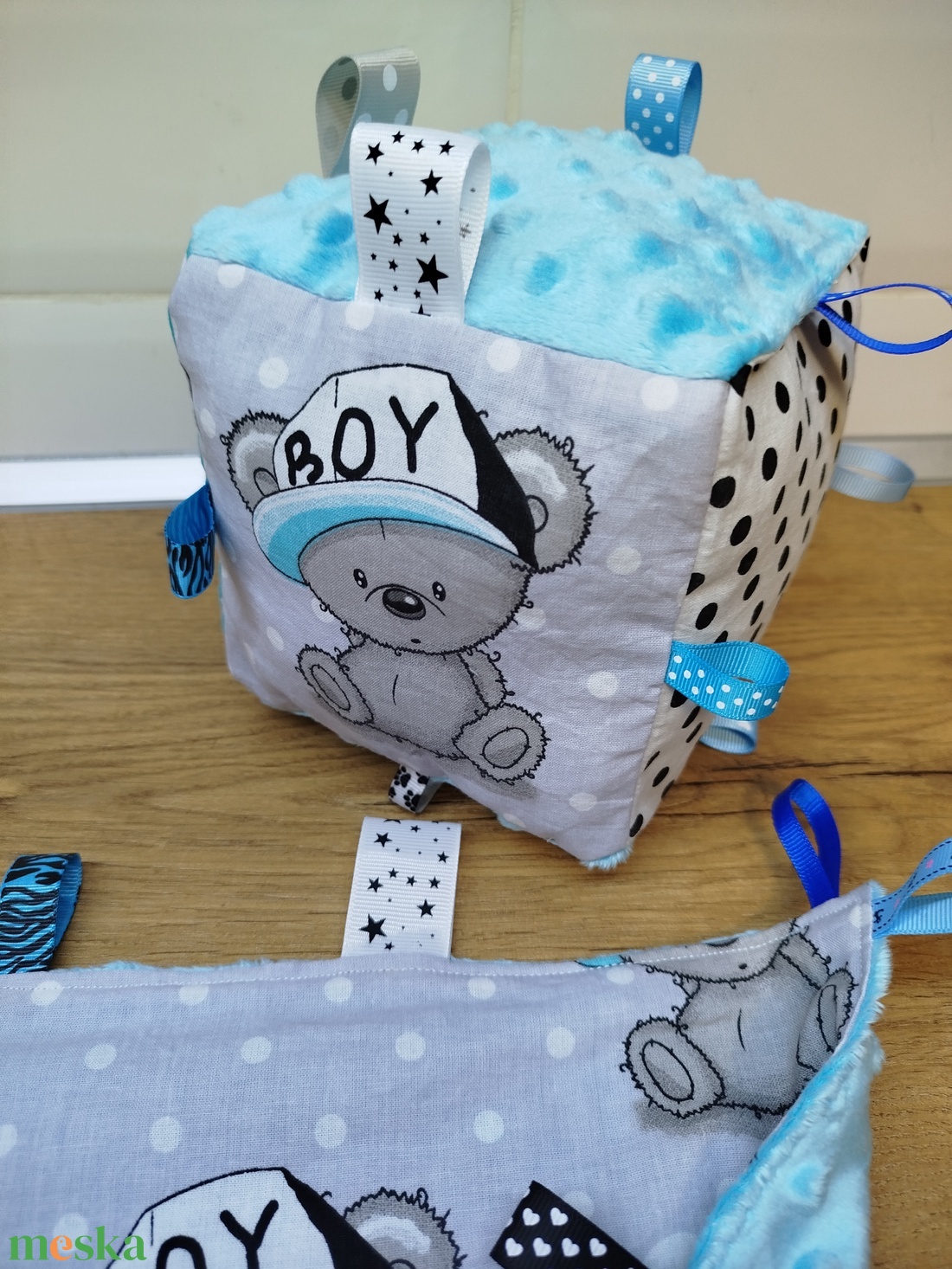 Maci mintás  címkerongyi+puha csörgő címkekocka szett - játék & sport - 3 éves kor alattiaknak - babakocka - Meska.hu