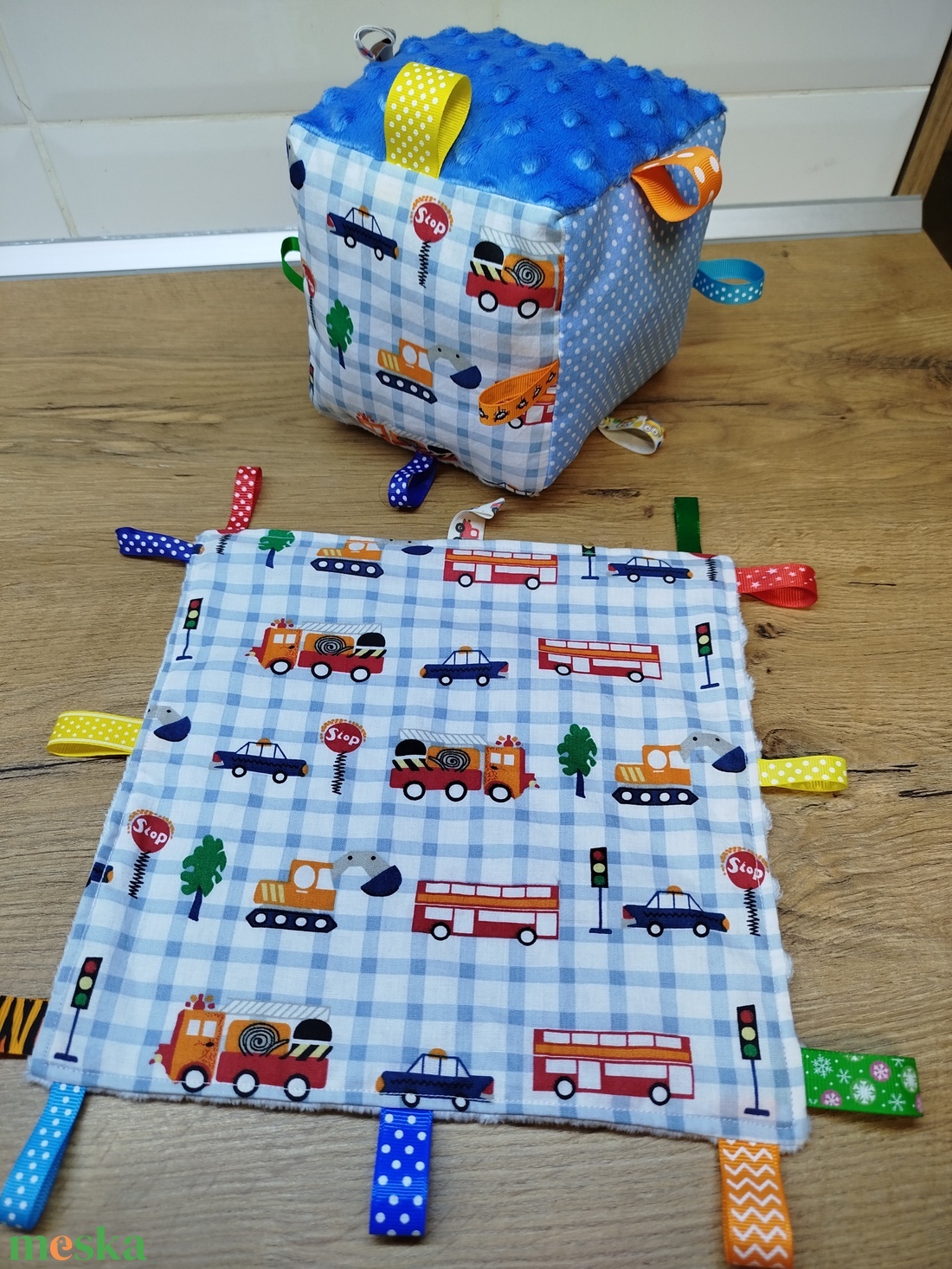 Autó mintás  címkerongyi+puha csörgő címkekocka szett - játék & sport - 3 éves kor alattiaknak - babakocka - Meska.hu