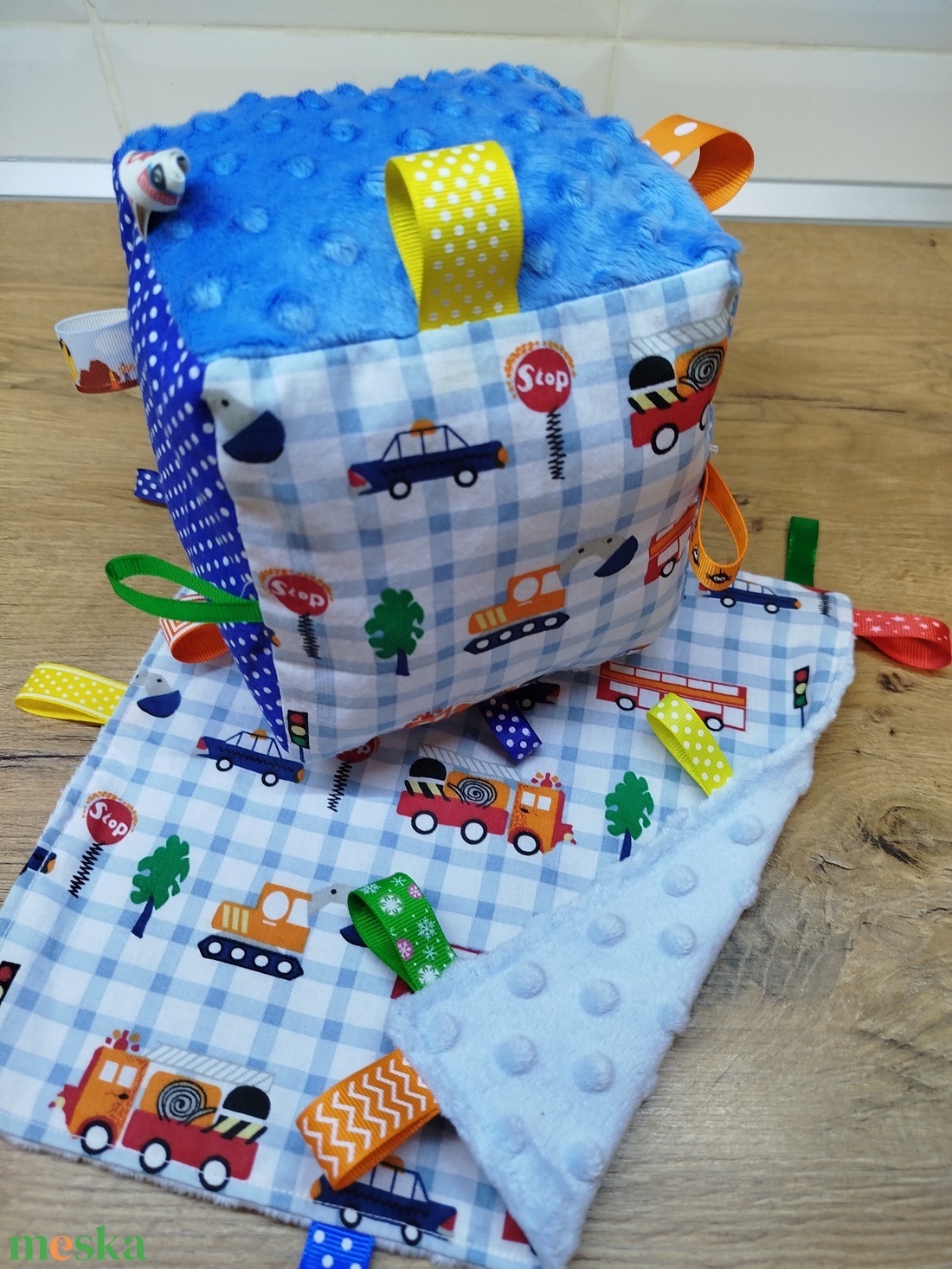 Autó mintás  címkerongyi+puha csörgő címkekocka szett - játék & sport - 3 éves kor alattiaknak - babakocka - Meska.hu