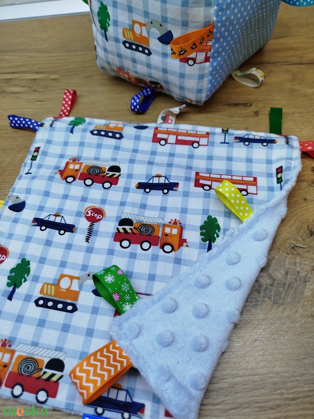 Autó mintás  címkerongyi+puha csörgő címkekocka szett - játék & sport - 3 éves kor alattiaknak - babakocka - Meska.hu