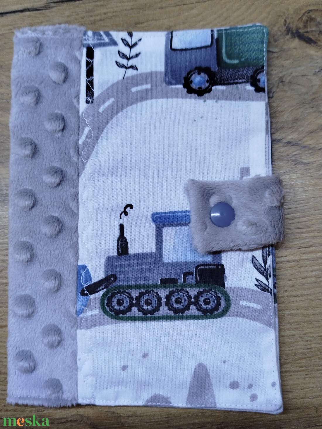 textil gyermek egészségügyi kiskönyv borító,munkagép mintával - baba - mama - babaemlékek - egészségügyi kiskönyv borító - Meska.hu