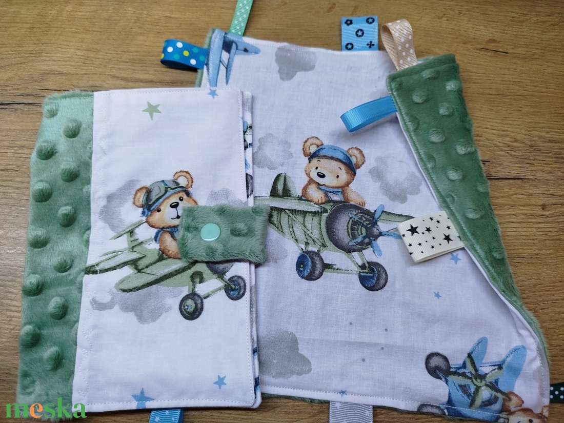 textil gyermek egészségügyi kiskönyv borító+címkerongyi maci- repülőgép   mintával  - baba - mama - babaemlékek - egészségügyi kiskönyv borító - Meska.hu