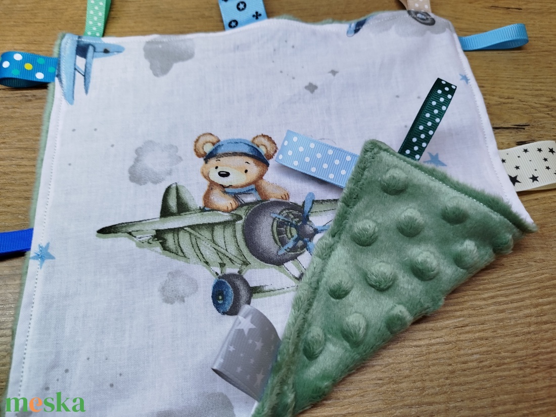 textil gyermek egészségügyi kiskönyv borító+címkerongyi maci- repülőgép   mintával  - baba - mama - babaemlékek - egészségügyi kiskönyv borító - Meska.hu