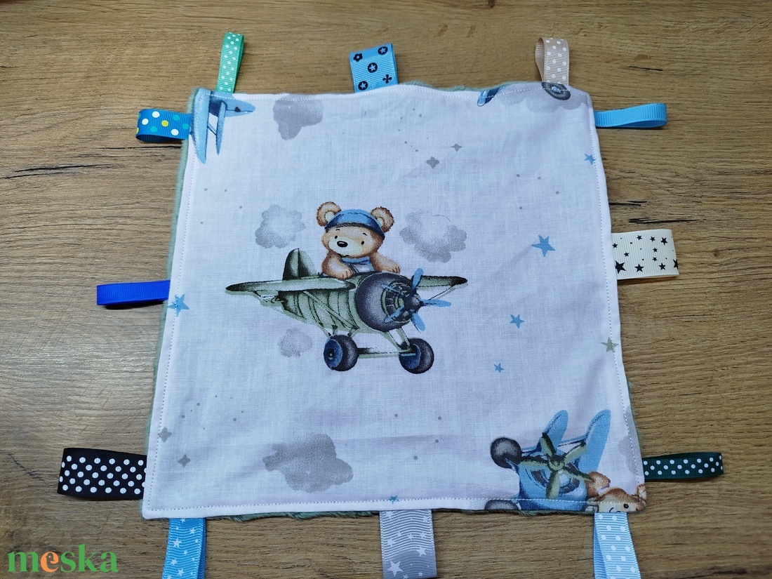 textil gyermek egészségügyi kiskönyv borító+címkerongyi maci- repülőgép   mintával  - baba - mama - babaemlékek - egészségügyi kiskönyv borító - Meska.hu