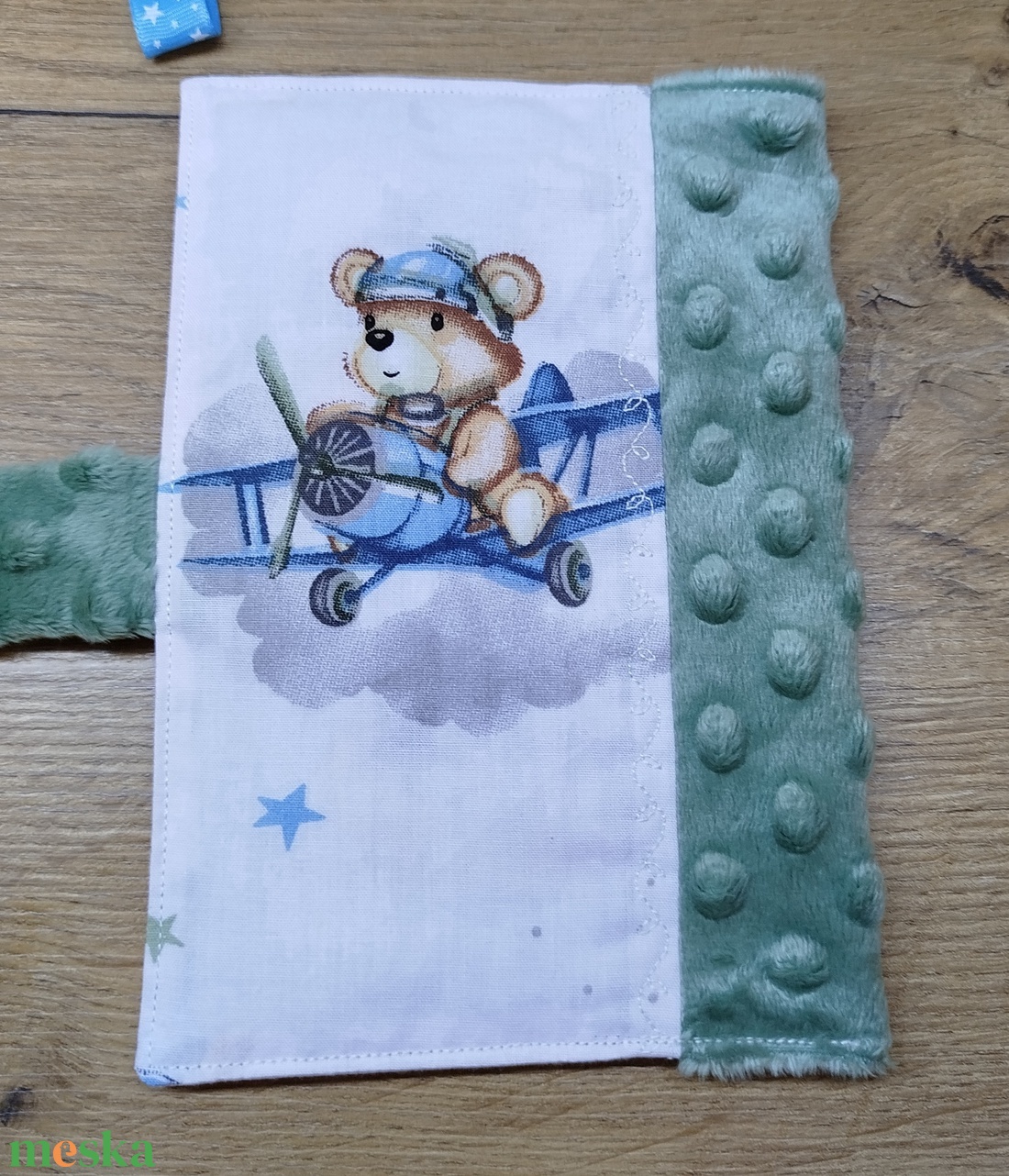 textil gyermek egészségügyi kiskönyv borító+címkerongyi maci- repülőgép   mintával  - baba - mama - babaemlékek - egészségügyi kiskönyv borító - Meska.hu