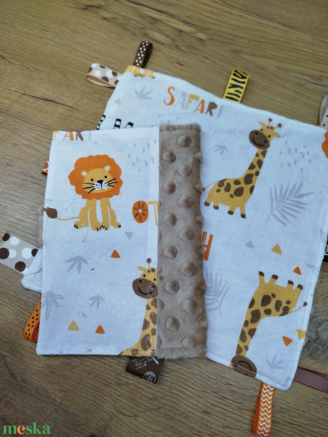 textil gyermek egészségügyi kiskönyv borító+címkerongyi maci- repülőgép   mintával  - baba - mama - babaemlékek - egészségügyi kiskönyv borító - Meska.hu