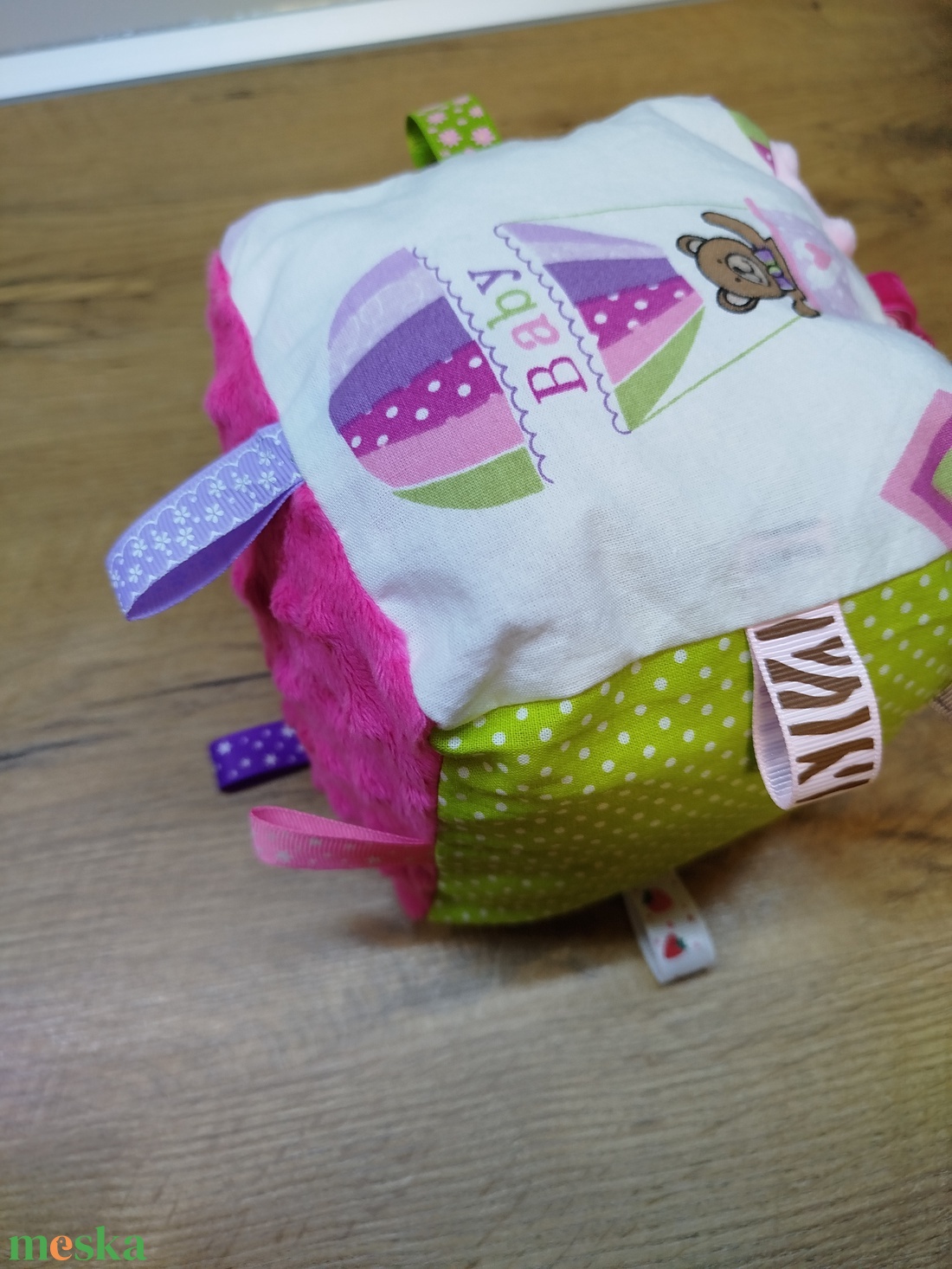   Maci mintás  puha csörgő címkekocka  - baba - mama - baba játékok - babakocka - Meska.hu