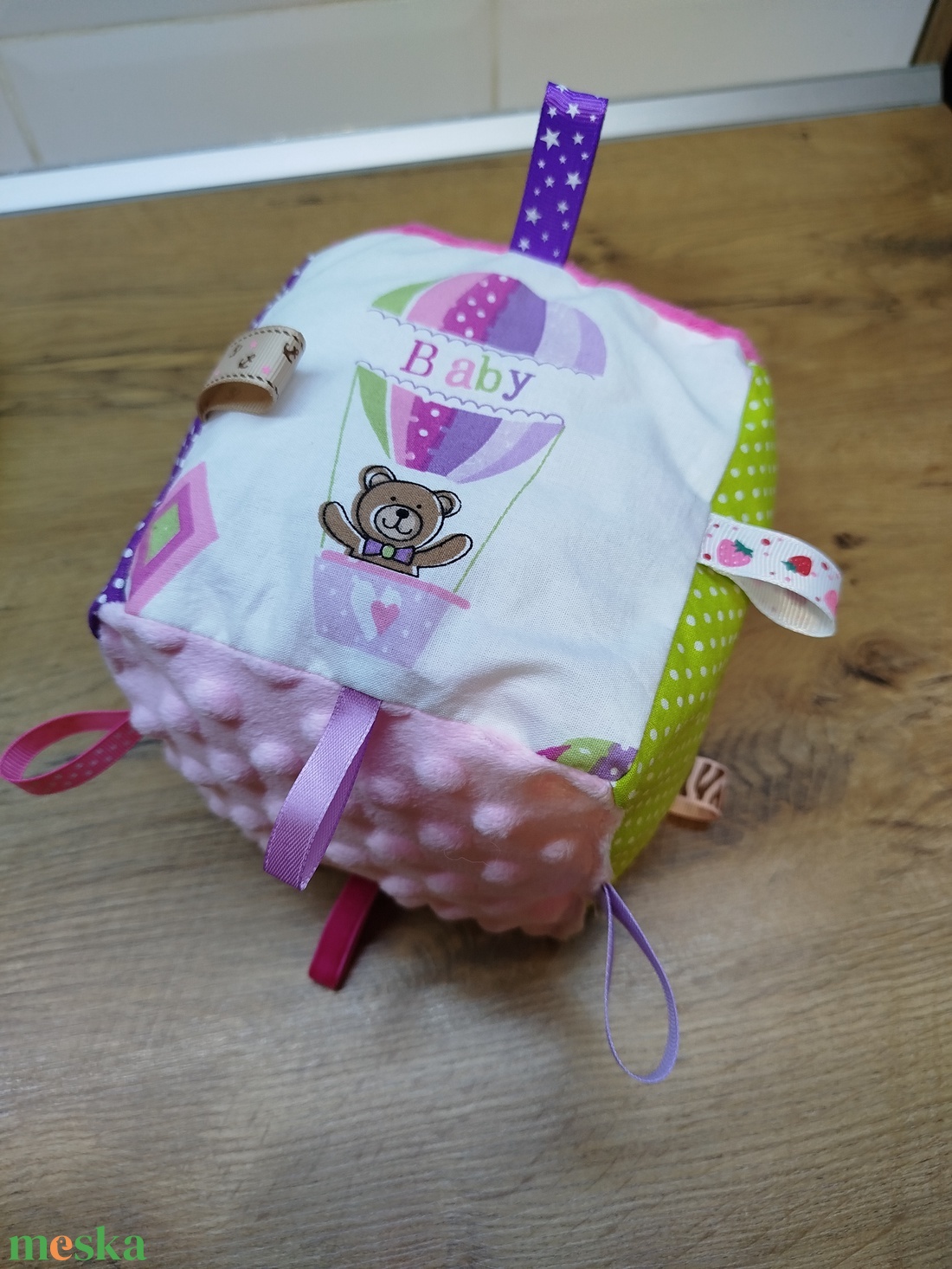   Maci mintás  puha csörgő címkekocka  - baba - mama - baba játékok - babakocka - Meska.hu