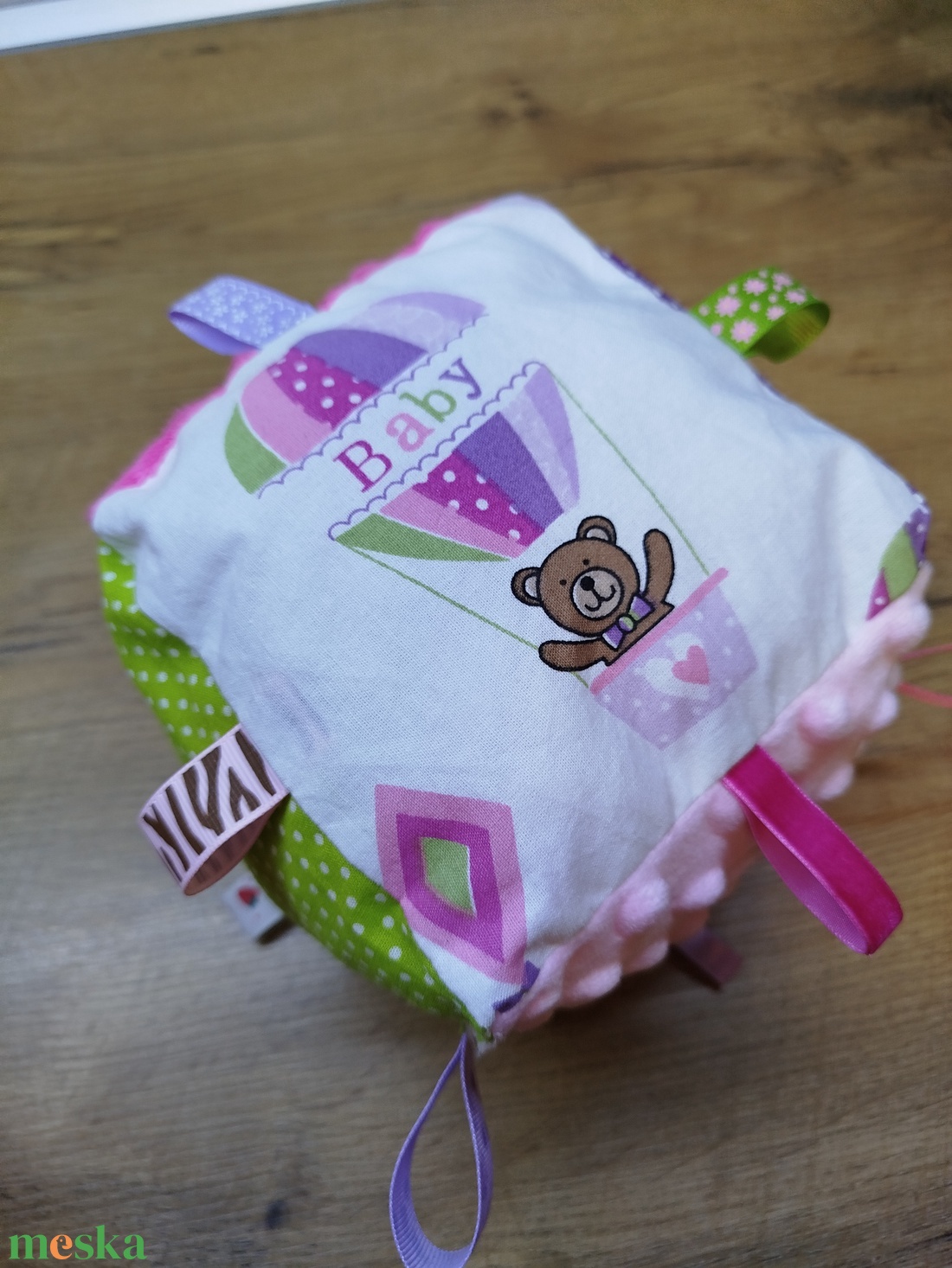   Maci mintás  puha csörgő címkekocka  - baba - mama - baba játékok - babakocka - Meska.hu