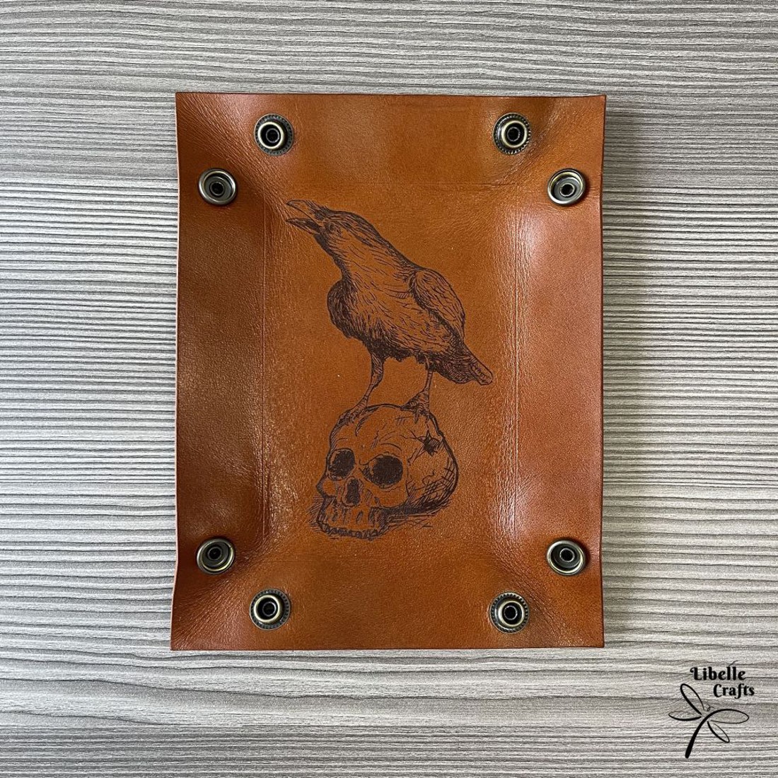 Holló a koponyán kockadobó tálca - játék & sport - táblajáték és kártyajáték - társasjátékok - dobókocka - Meska.hu