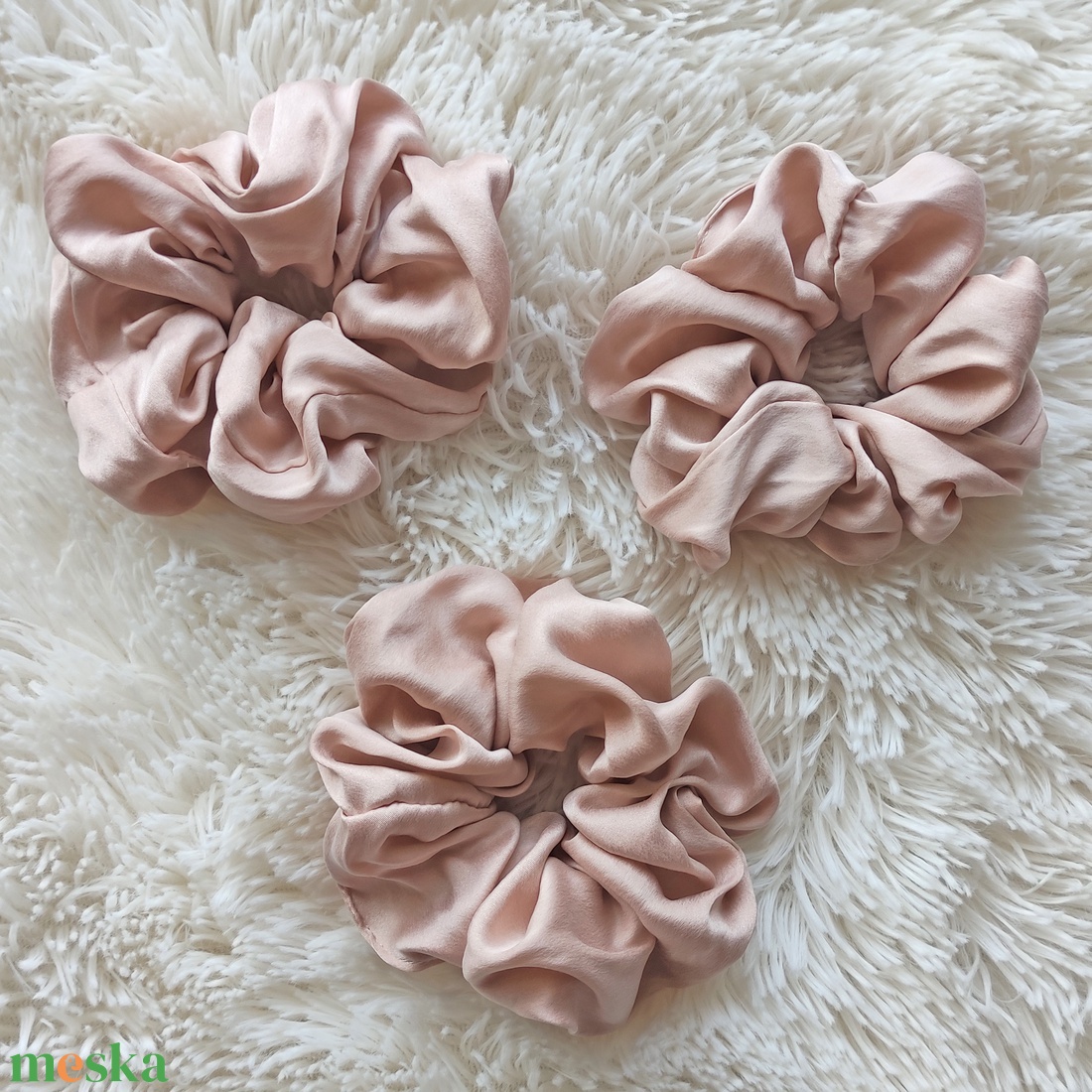 100% Valódi SELYEM scrunchie (púder rózsaszín) - ruha & divat - hajdísz & hajcsat - hajgumi - Meska.hu 100% Valódi SELYEM scrunchie (púder rózsaszín) - ruha & divat - hajdísz & hajcsat - hajgumi - Meska.hu