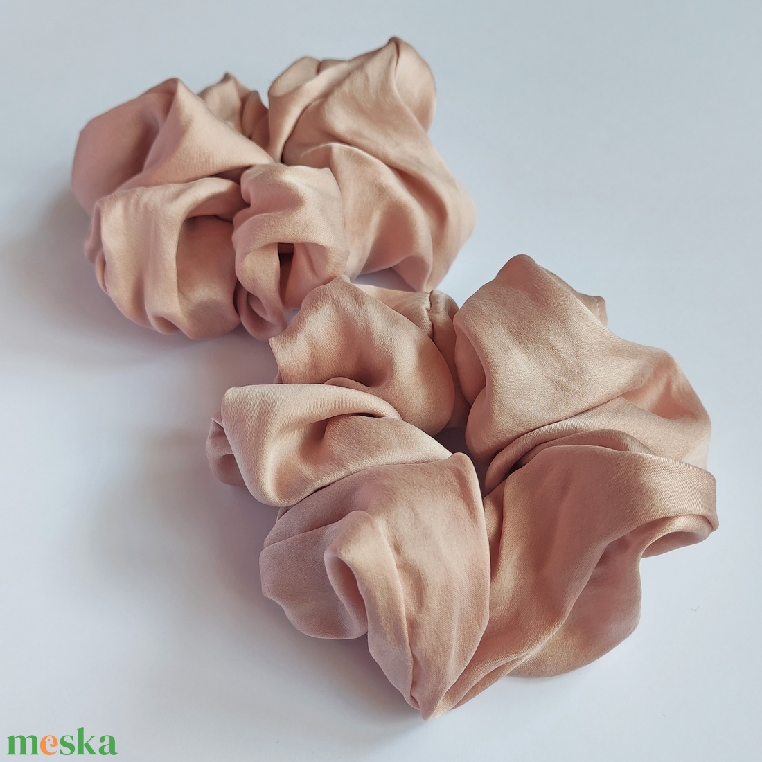 100% Valódi SELYEM scrunchie (púder rózsaszín) - ruha & divat - hajdísz & hajcsat - hajgumi - Meska.hu 100% Valódi SELYEM scrunchie (púder rózsaszín) - ruha & divat - hajdísz & hajcsat - hajgumi - Meska.hu