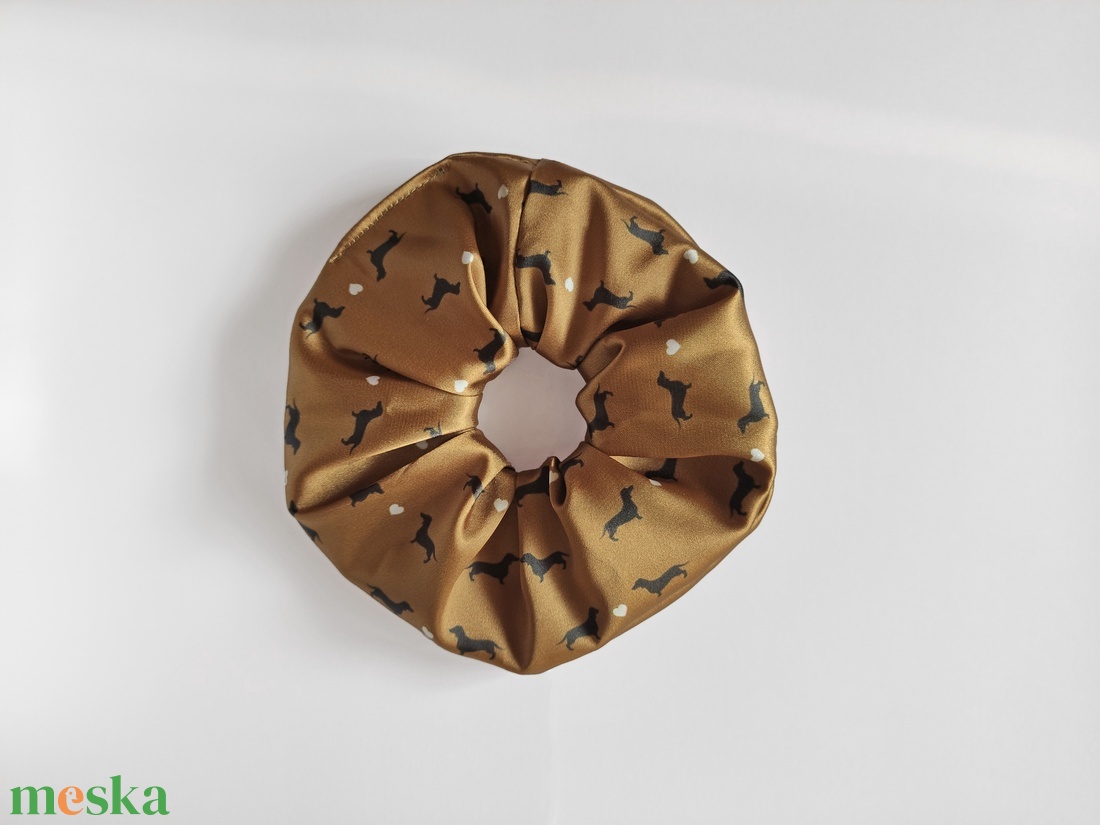 Tacskós aranyszínű óriás scrunchie - ruha & divat - hajdísz & hajcsat - hajgumi - Meska.hu Tacskós aranyszínű óriás scrunchie - ruha & divat - hajdísz & hajcsat - hajgumi - Meska.hu