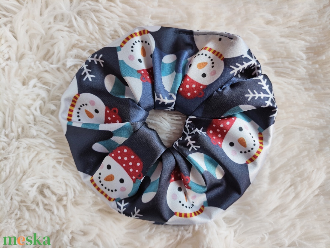 HÓEMBERES scrunchie - karácsonyi hajgumi - ruha & divat - hajdísz & hajcsat - hajgumi - Meska.hu HÓEMBERES scrunchie - karácsonyi hajgumi - ruha & divat - hajdísz & hajcsat - hajgumi - Meska.hu