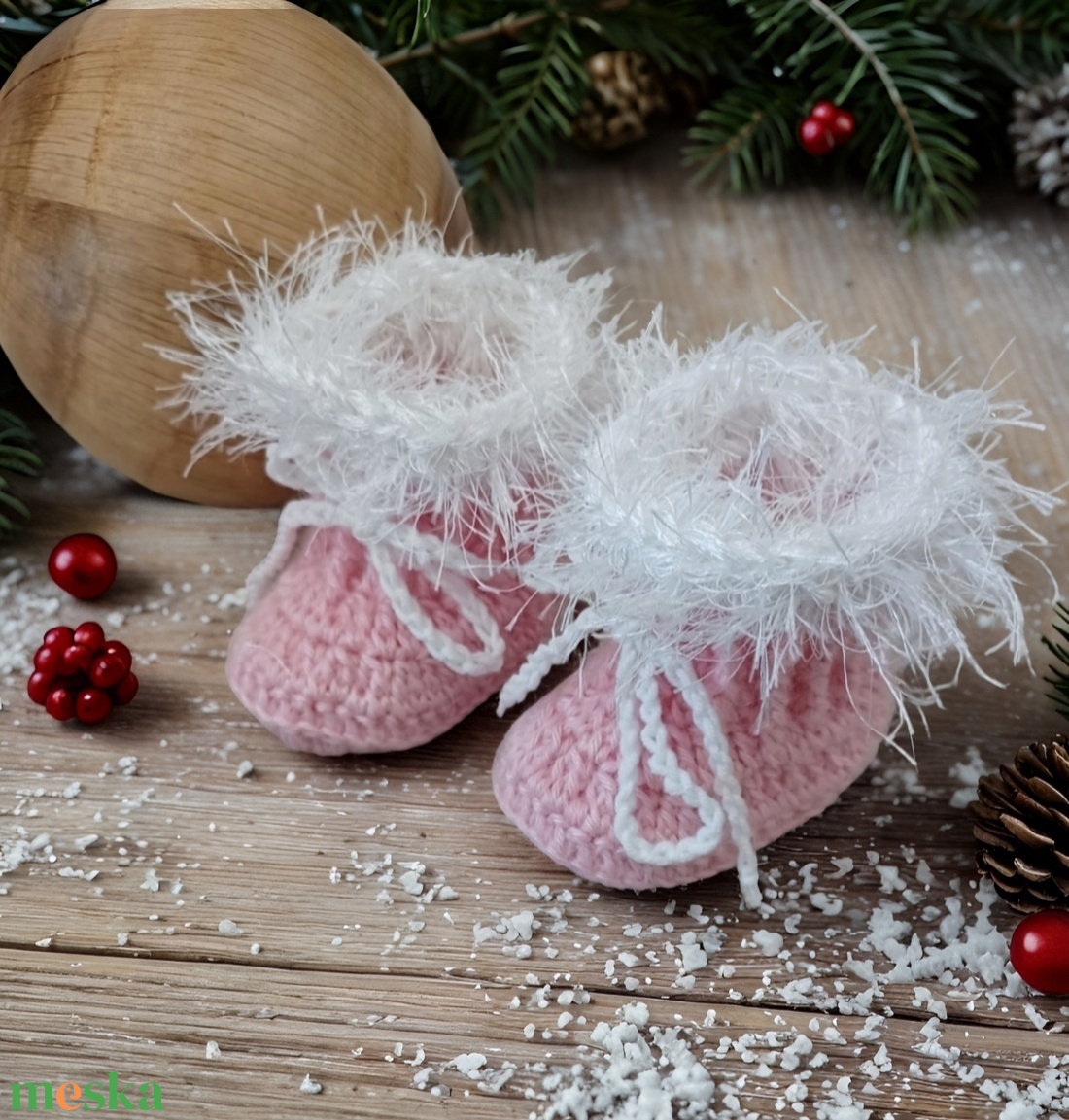 Rózsaszín horgolt újszülött babacipő fehér szőrös díszítéssel - baba - mama - keresztelő kellékek - keresztelő cipő - Meska.hu