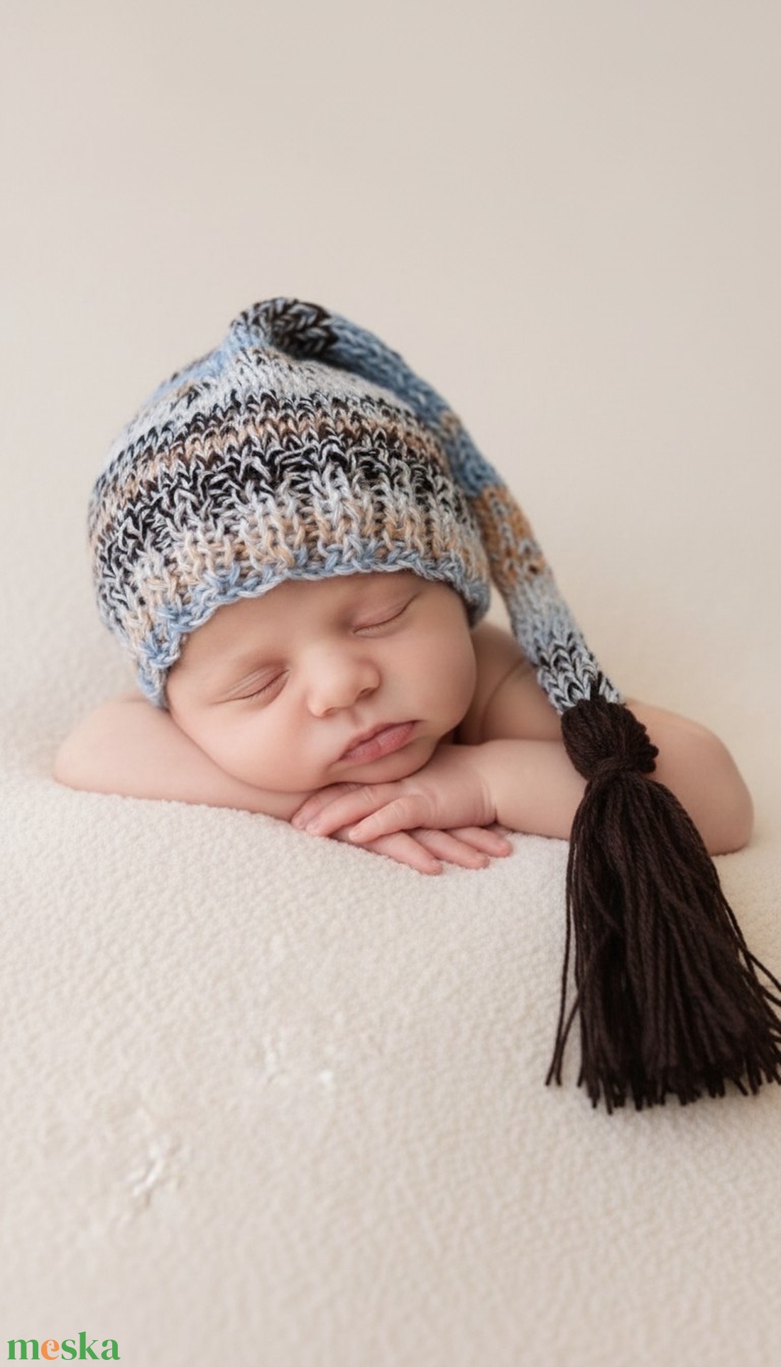 Kék�szürke�fekete kötött újszülött sapka bojttal - baba - mama - babafotózás - újszülött sapka fotózásra - Meska.hu