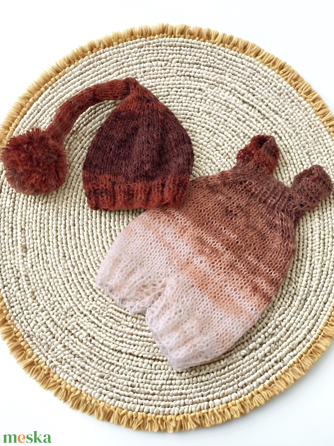 Barna beige kötött újszülött szett sapkával és kantáros nadrággal - baba - mama - babafotózás - szett újszülött fotózásra - Meska.hu