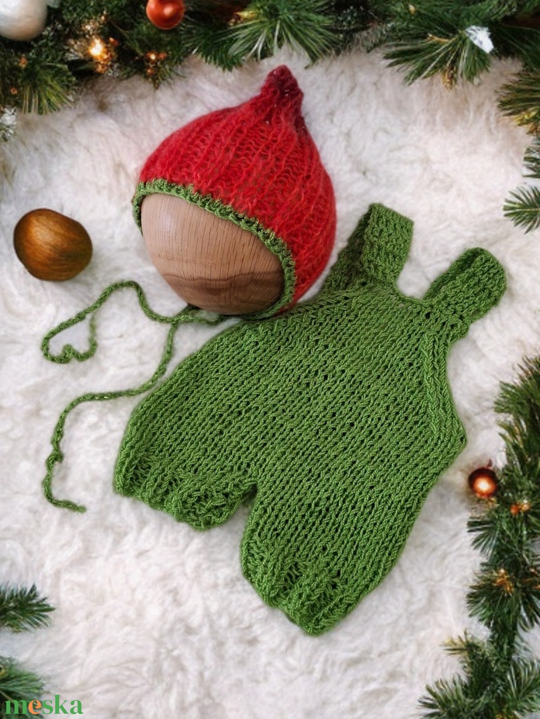 Zöld kötött újszülött nadrágos szett piros sapkával - baba - mama - babafotózás - szett újszülött fotózásra - Meska.hu