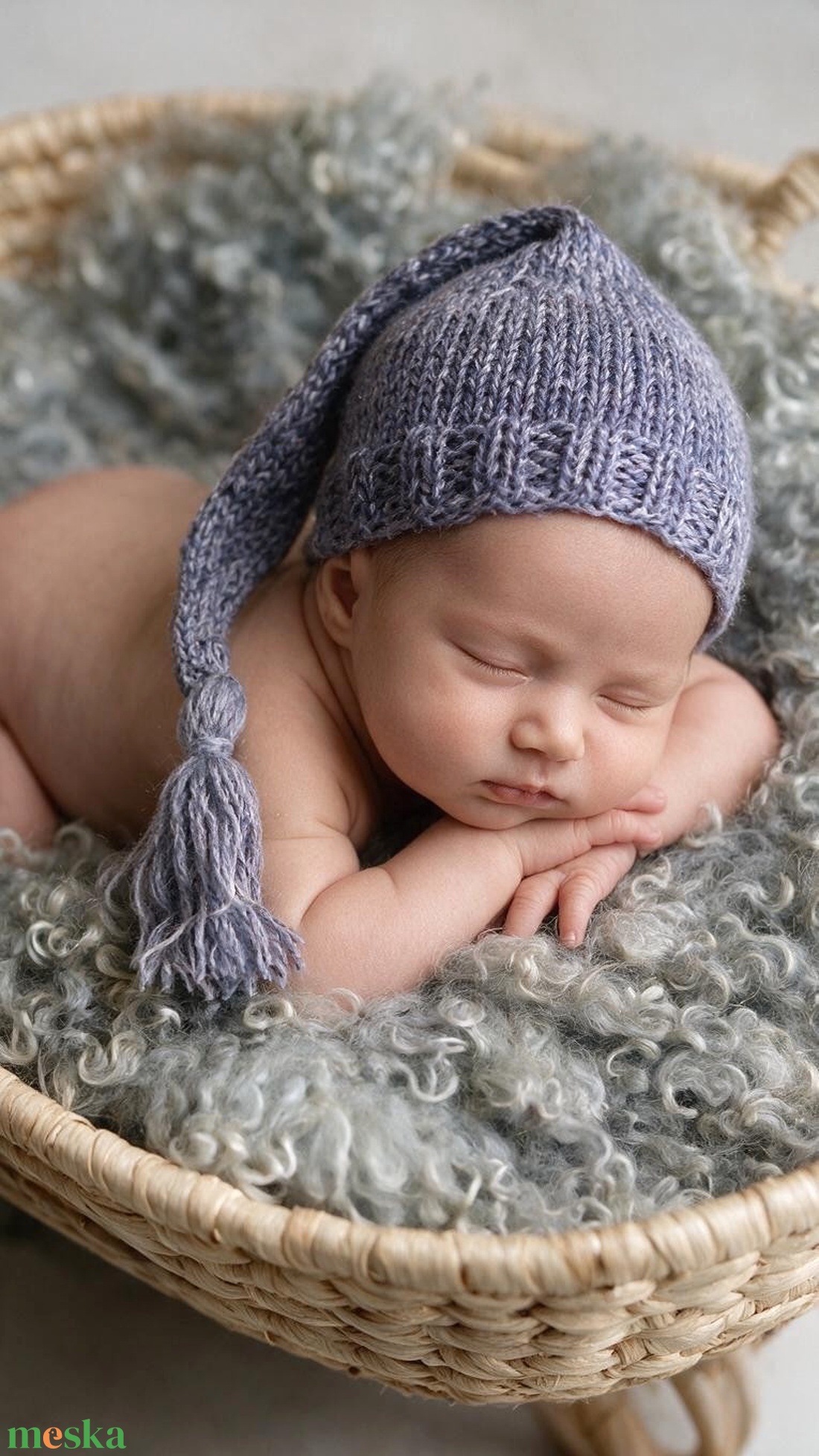 Szürke kötött újszülött manósapka hosszú bojtos véggel  babafotózáshoz - baba - mama - babaruházat - babasapka - Meska.hu