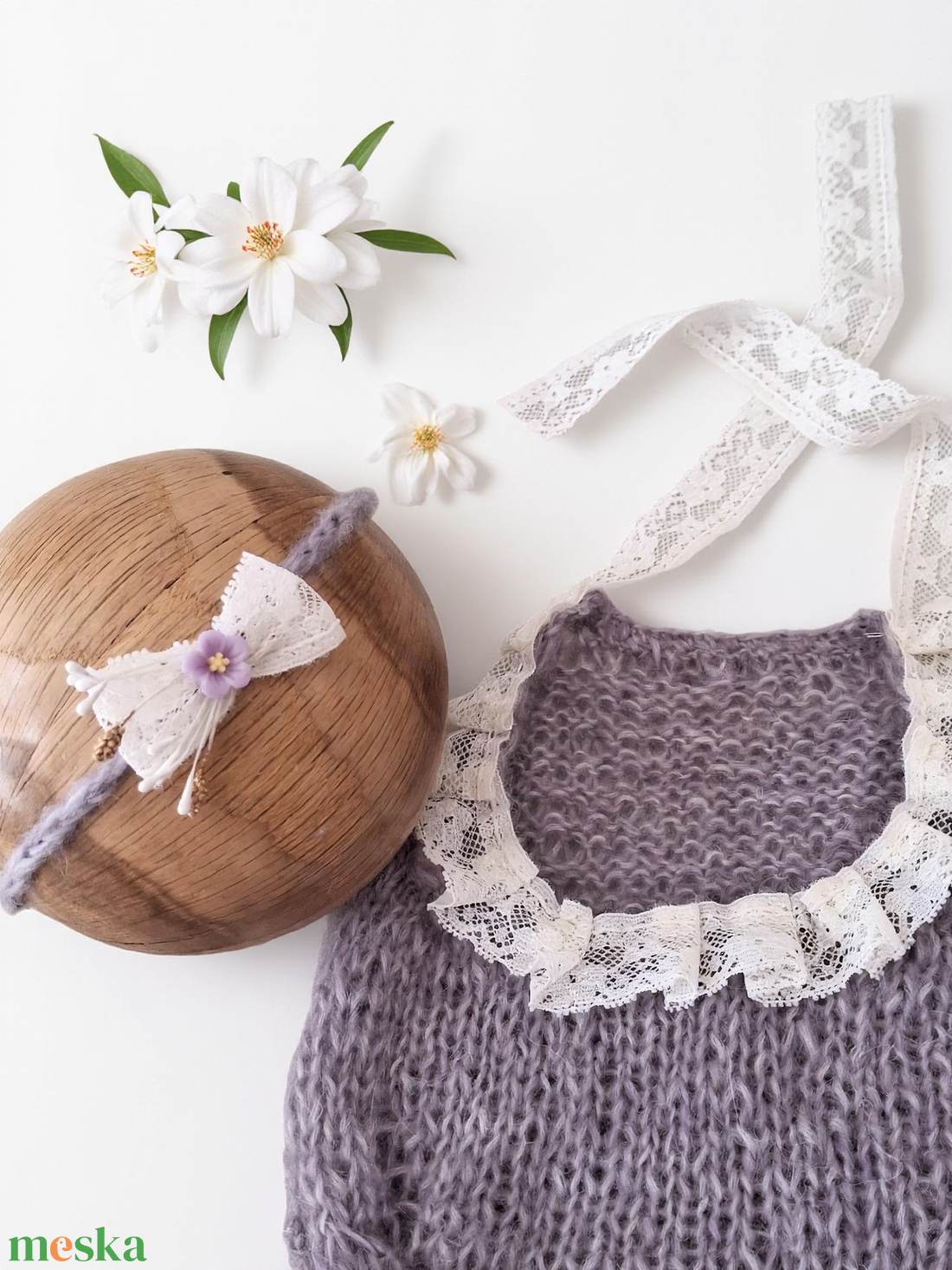 Lila kötött újszülött body és virágos fejpánt szett fehér csipkedíszítéssel - baba - mama - babafotózás - szett újszülött fotózásra - Meska.hu