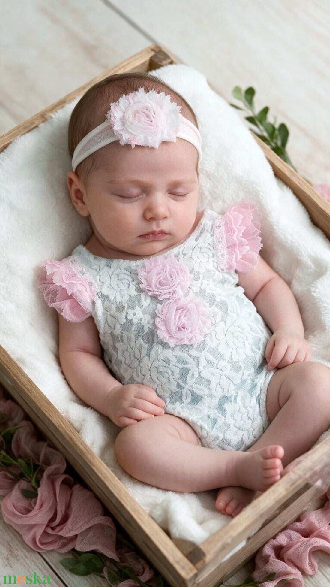 Fehér-rózsaszín csipkés újszülött body és virágos fejpánt szett babafotózáshoz - baba - mama - babafotózás - szett újszülött fotózásra - Meska.hu