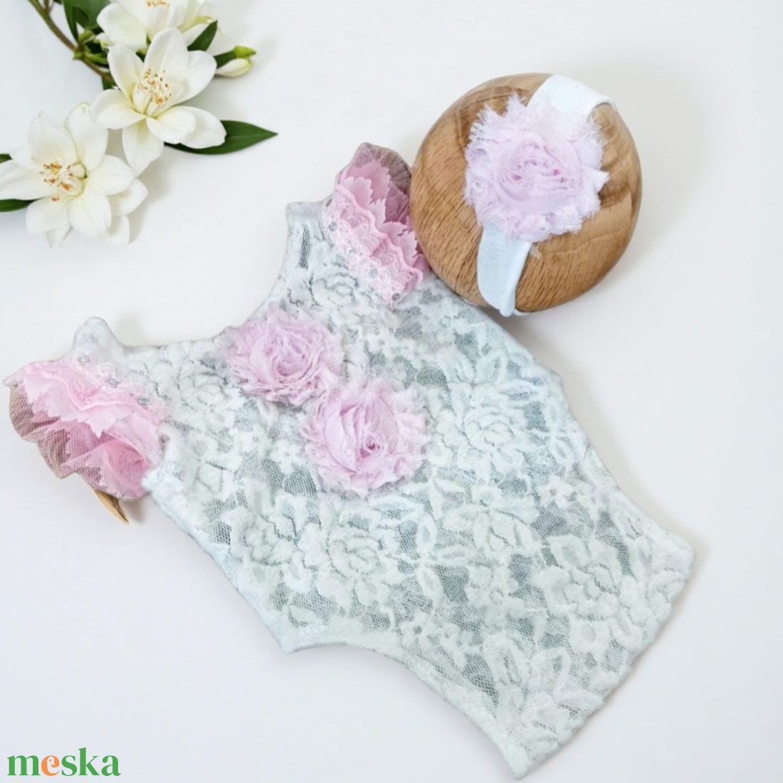 Fehér-rózsaszín csipkés újszülött body és virágos fejpánt szett babafotózáshoz - baba - mama - babafotózás - szett újszülött fotózásra - Meska.hu