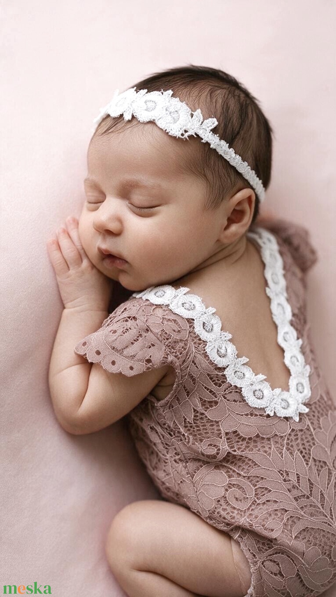 Mályvarózsaszín csipkés újszülött kislány body fehér virágos díszítéssel és fejpánttal � 2 részes szett - baba - mama - babafotózás - szett újszülött fotózásra - Meska.hu