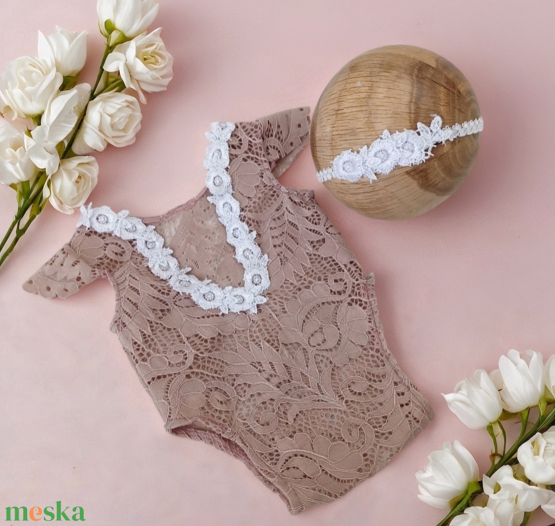 Mályvarózsaszín csipkés újszülött kislány body fehér virágos díszítéssel és fejpánttal � 2 részes szett - baba - mama - babafotózás - szett újszülött fotózásra - Meska.hu