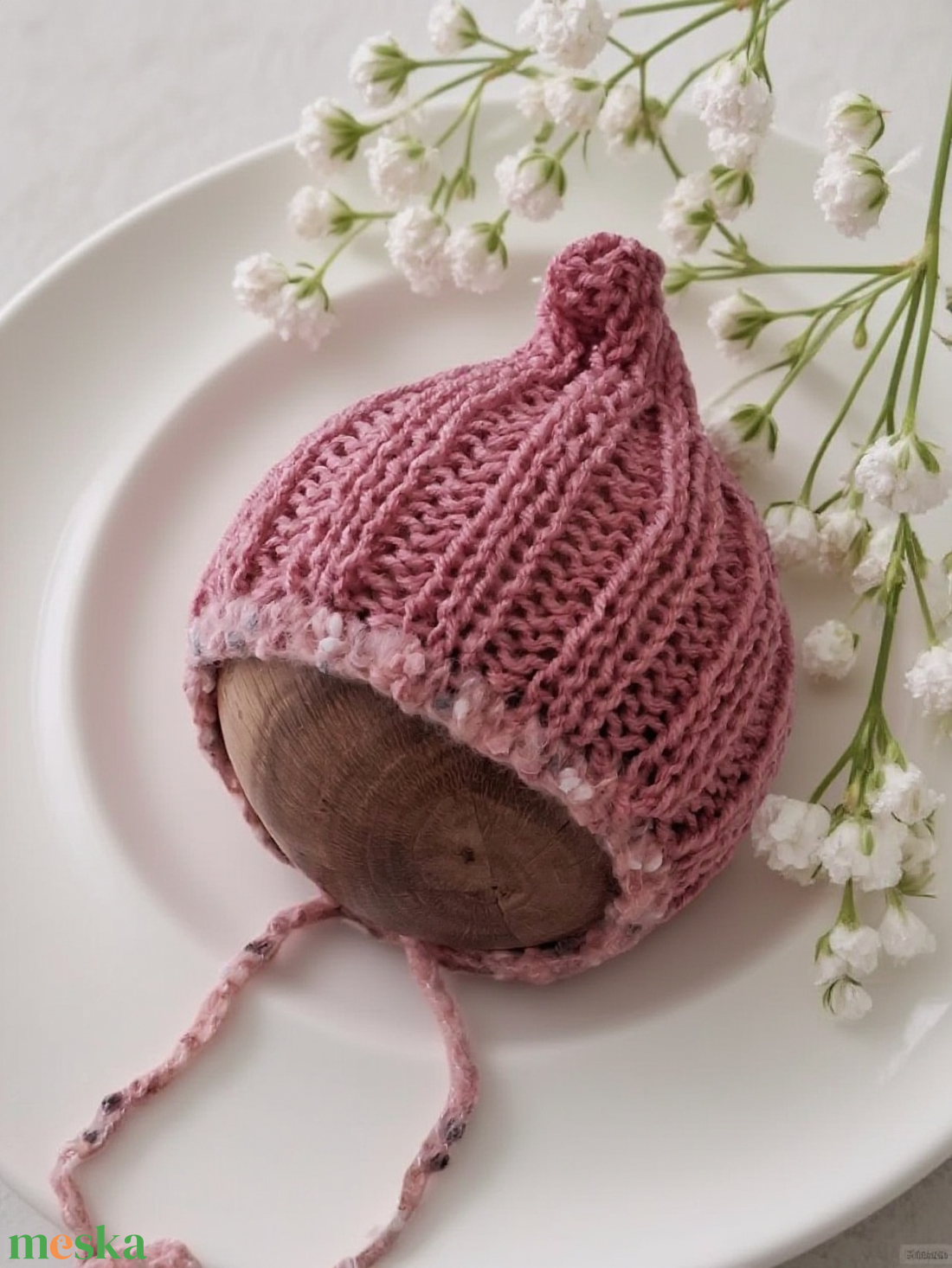 Mályvarózsaszín kötött újszülött sapka  csúcsos, megkötős babafotózási kellék - baba - mama - babaruházat - babasapka - Meska.hu