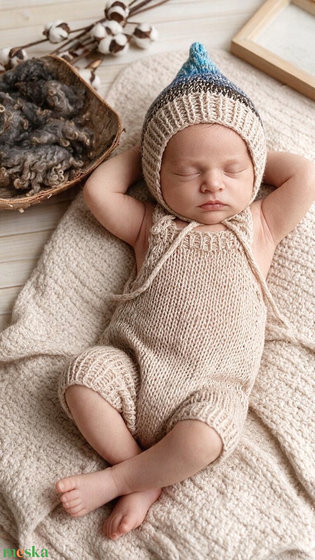 Bézs-kék kötött újszülött nadrág és csúcsos sapka szett � kisfiú babafotózáshoz - baba - mama - babafotózás - szett újszülött fotózásra - Meska.hu