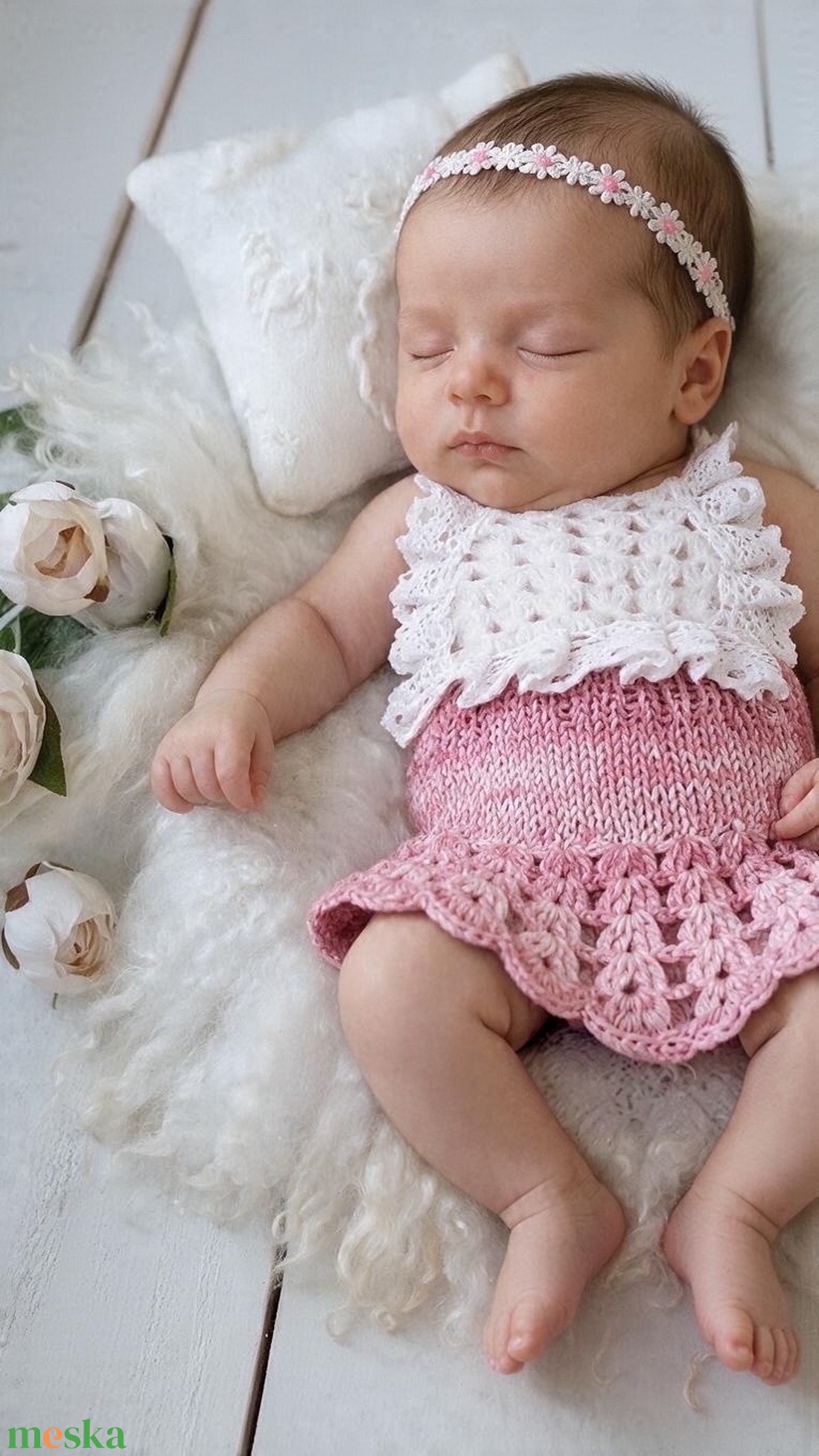 Rózsaszín-fehér kötött újszülött fotózási ruha virágos fejpánttal � kislány szett - baba - mama - babafotózás - szett újszülött fotózásra - Meska.hu