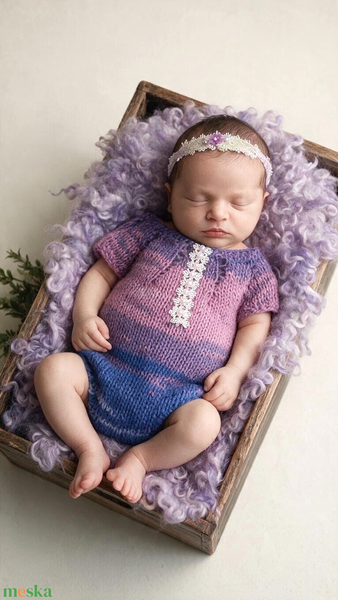 Lila-rózsaszín kötött újszülött body virágos fejpánttal � kislány fotózási szett - baba - mama - babafotózás - szett újszülött fotózásra - Meska.hu