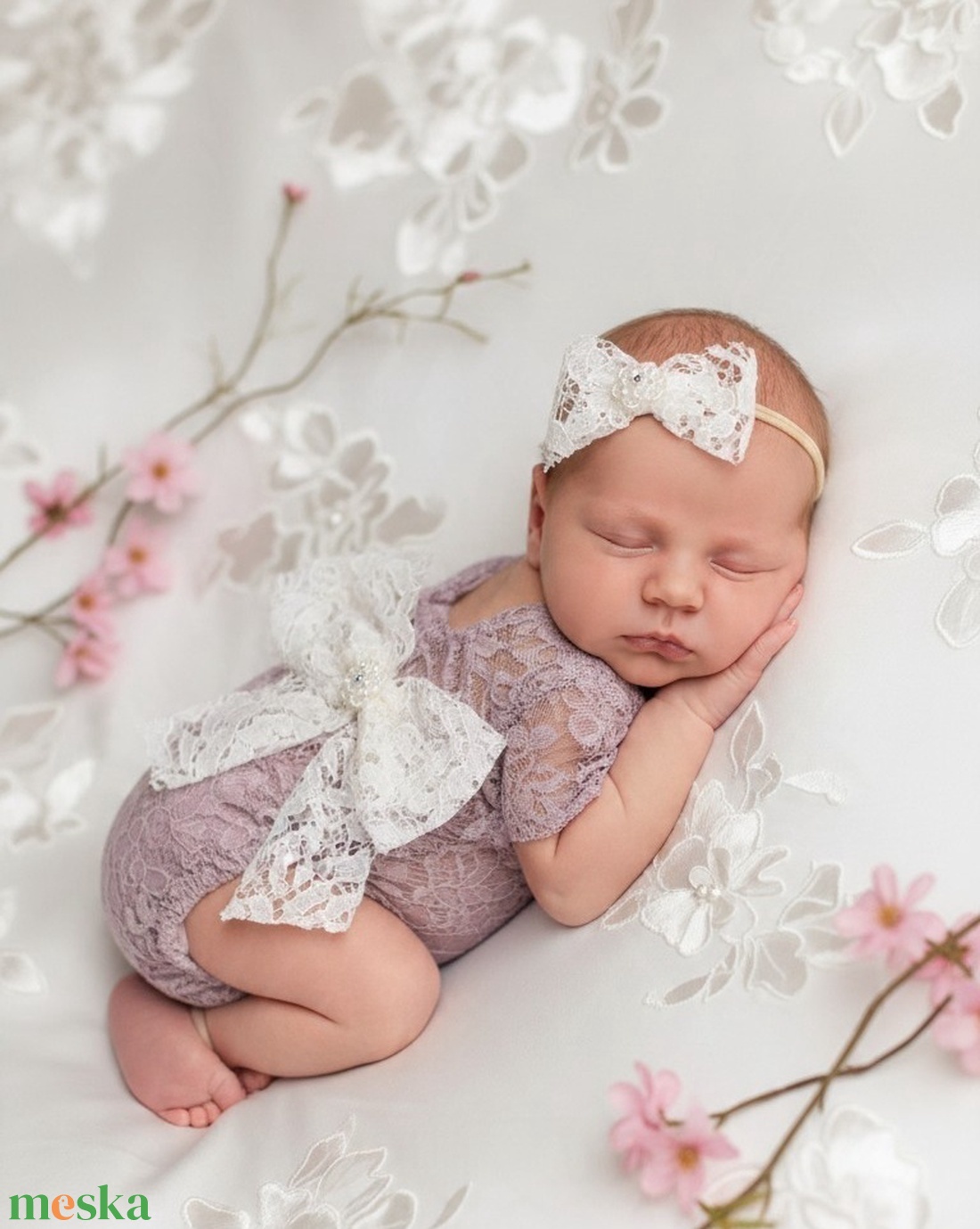 Mályvarózsaszín csipkés újszülött body fehér csipkemasnis fejpánttal � babafotózáshoz - baba - mama - babafotózás - szett újszülött fotózásra - Meska.hu