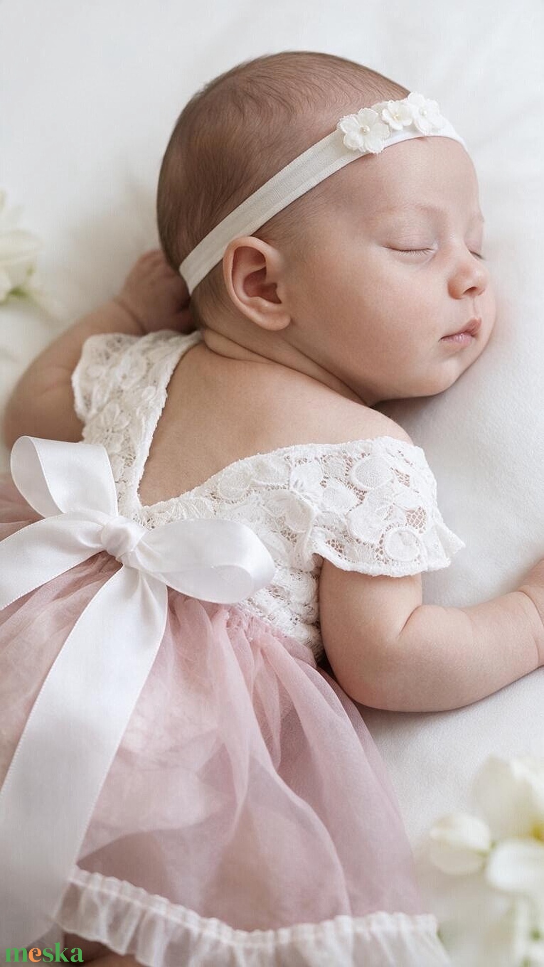 Fehér csipkés újszülött body halványrózsaszín tüllszoknyával és virágos fejpánttal - baba - mama - babafotózás - szett újszülött fotózásra - Meska.hu