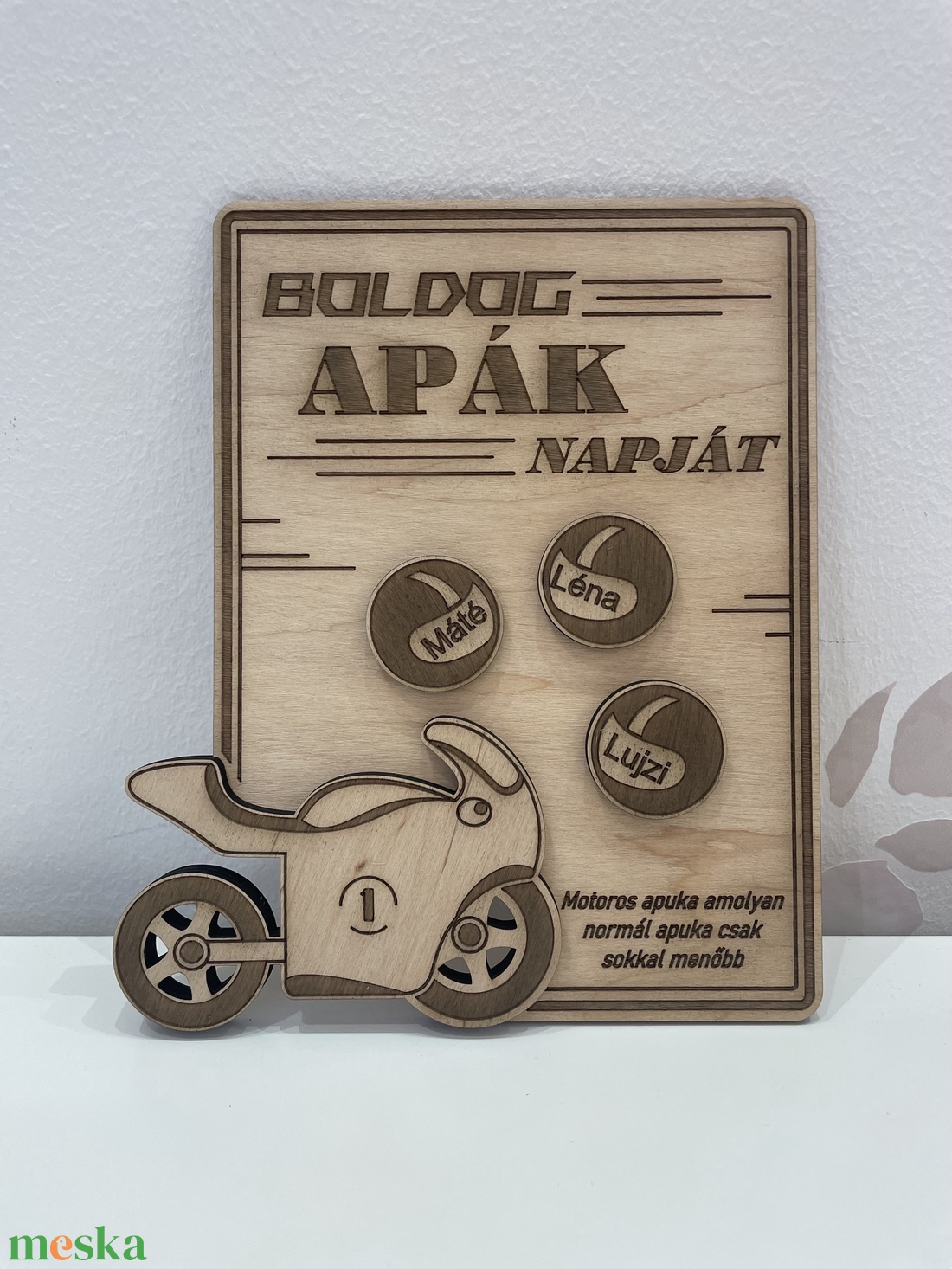 Apának, Papának motoros tábla bukósisak díszítéssel  - otthon & életmód - dekoráció - kép & falikép - fából készült kép - Meska.hu
